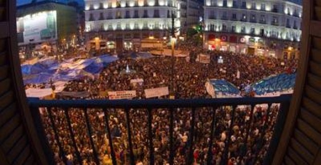 Aspecto del lleno absoluto que presentó, en la medianoche del pasado viernes, la Puerta del Sol de Madrid, en el minuto cero de la jornada de reflexión.-