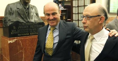 Los ministros de Economía, Luis de Guindos, y de Hacienda, Cristóbal Montoro, el pasado miércoles, tras el debate de totalidad de los Presupuestos para 2014.