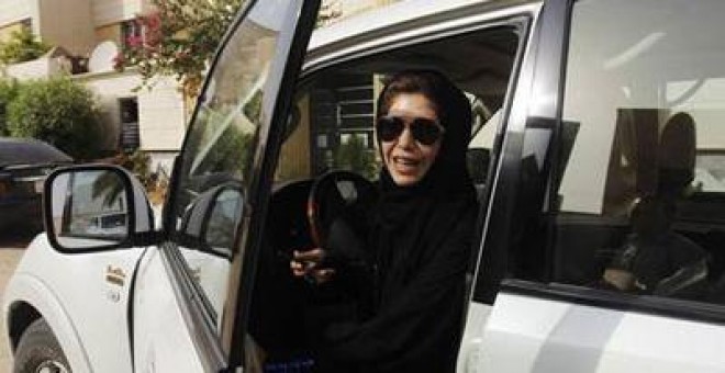 Foto de archivo de una activista saudí que ha desafiado la prohibición de conducir. REUTERS
