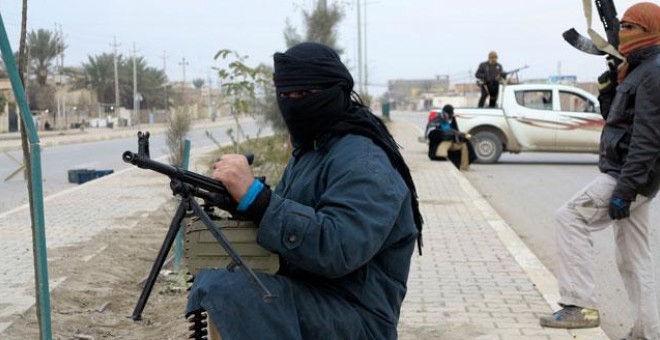 Un miliciano vigila las calles de Ramadi.