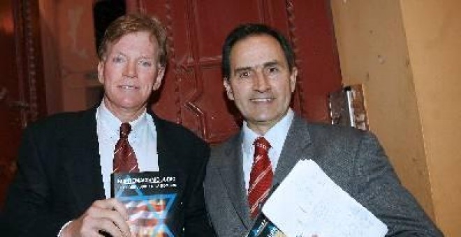 David Duke (i), ex miembro del Klu Klux Klan, posa junto al propietario de la Librería Europa y ex presidente del grupo neonazi Círculo Español de Amigos de Europa (CEDADE), Pedro Varela, en el exterior del establecimiento. EFE/Archivo