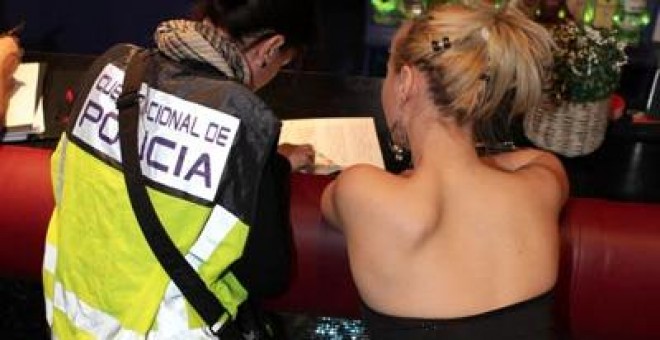 Agentes de la Policía registran un club de alterne de Zaragoza en una operación contra la trata del pasado abril.