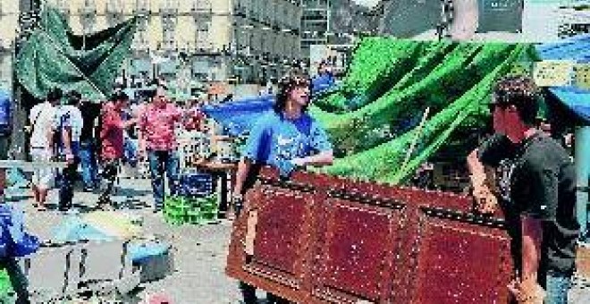 Los participantes en la protesta de Madrid desmantelan el campamento de la Puerta del Sol. fernando sánchez