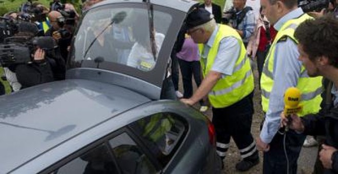 Agentes de aduana comprueban el maletero de un coche en el paso fronterizo de Padborg, en la frontera entre Alemania y Dinamarca.