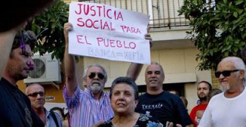 Los indignados paralizaron ayer un nuevo desahucio en Sevilla - EFE