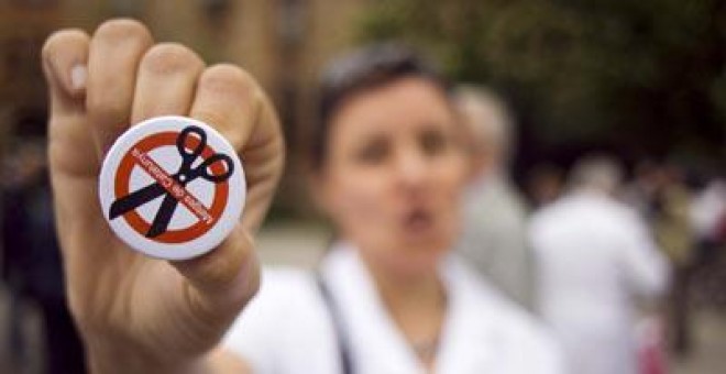 Una empleada de la sanidad pública catalana, en una protesta convocada en abril por Metges de Catalunya contra los recortes sanitarios - José Colón