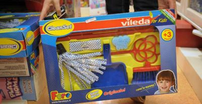 Los juguetes para niñas relacionados con la limpieza son fáciles de comprar en los grandes almacenes.