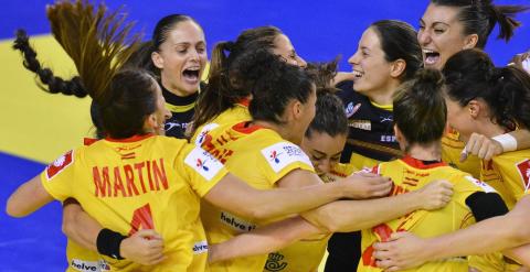 Las jugadoras españolas celebran la victoria ante Dinamarca. /EFE/Zsolt Czegledi