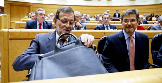 Mariano Rajoy y Rafael Catalá en el Senado. EFE