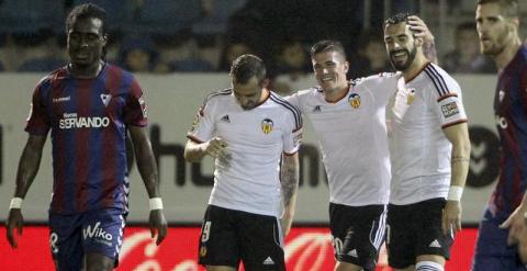 El delantero del Valencia Paco Alcácer (2-i) es felicitado por sus compañeros tras marcar ante el Eibar. /EFE