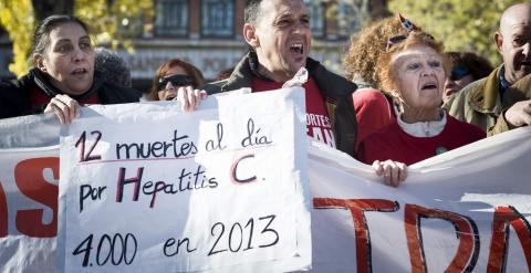 Participantes en la 27ª Marea Blanca en Madrid sostiene pancartas contra la desprotección de los enfermos de hepatitis C. -EFE