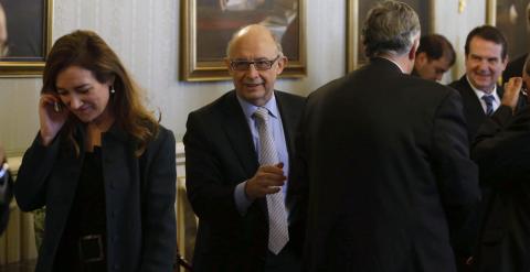 El ministro de Hacienda, Cristóbal Montoro (c), junto a la secretaria de Estado de Presupuestos, Marta Fernández Currás, durante la reunión de la Comisión Nacional de Administración Local (CNAL). EFE/Juan Carlos Hidalgo.