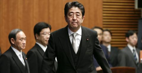 El primer ministro japonés, Shinzo Abe, se dispone a comparecer en rueda de prensa en Tokio, tras la presentación de su nuevo Gabinete. EFE/Kimimasa