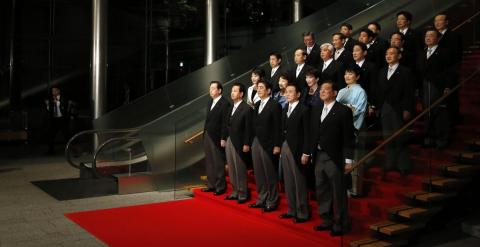 El primer ministro japonés Shinzo Abe posa junto con todo su Gabinete en la foto oficial tras la toma de posesión. REUTERS/Toru Hanai