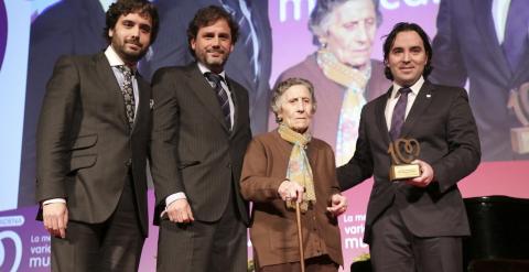 Raúl Martín Presa (d), y los miembros de la junta directiva Alfonso Martín Presa (i), y Luis Yáñez (2i)  recogiendo un premio por conseguir una vivienda de por vida para una anciana desahuciada, la señora Carmen Martínez. EFE