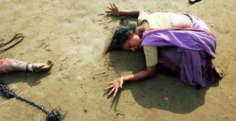 Fotografía de diciembre de 2004. Una mujer india llora la muerte de un familiar en la ciudad de Cuddalore. - REUTERS