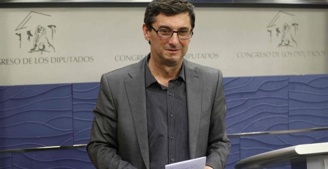 El portavoz parlamentario de la Izquierda Plural, José Luis Centella, durante la rueda de prensa ofrecida esta tarde en el Congreso de los Diputados