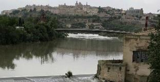 Vista del río Tajo con Toledo al fondo.