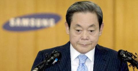El presidente de grupo Samsung, Lee Kun-hee, habla durante una rueda de prensa sobre su plan de reforma en la sede central de la compañía en Seúl, Corea del Sur, hoy martes 22 de abril. Lee ha presentado su dimisión por su supuesta responsabilidad en un c