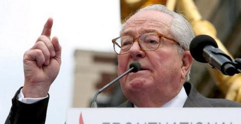 El líder del Frente Nacional, Jean-Marie le Pen, ofrece un discurso frente a la estatua de Juana de Arco al térmio de una concentración del partido en París (Francia), hoy 1 de mayo de 2008. Le Pen ha avisado del peligro de la política liberal del preside