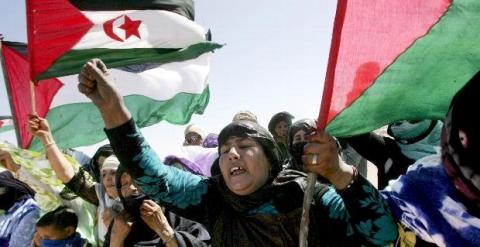 Varios refugiados saharauis asisten a un desfile en Tifariti, en los territorios liberados del Sáhara Occidental, hoy martes 20 de mayo, día en el que se conmemora el 35 aniversario del Frente Polisario, un movimiento que lucha por la independencia de est