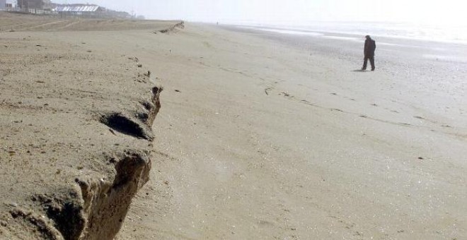 A punto de cumplirse 20 años desde la aprobación de la Ley de Costas (en julio de 1988), aún queda por 'deslindar' más del 17% de los 10.104 kilómetros de la costa española, pese a que la propia ley se daba un plazo de cinco años.