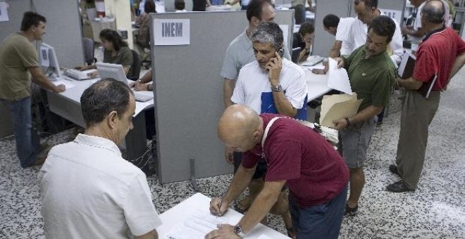 Varios trabajadores se inscriben como parados en el Servicio Andaluz de Empleo.