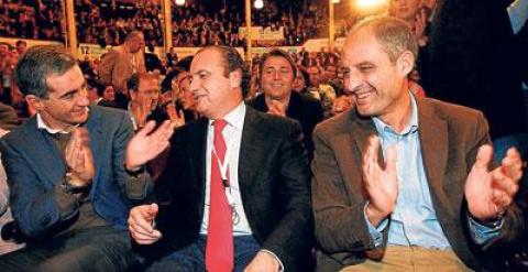 Ricardo Costa, el zaplanista Joaquín Ripoll y Francisco Camps, en el Congreso del PP de Alicante.