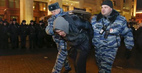 Un opositor detenido por la policía en Moscú. REUTERS/Tatyana Makeyeva