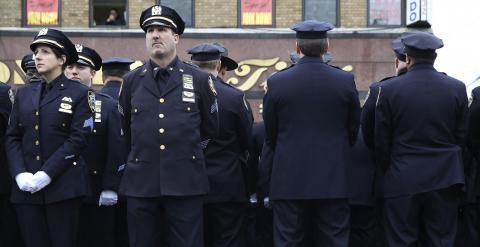 Policías dan la espalda de De Blasio durante su discurso. REUTERS