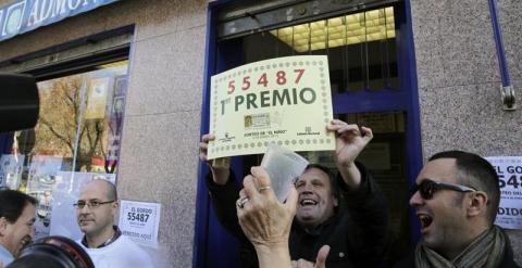 Los agraciados con el primer premio de El Niño en la administración de Leganés. EFE/Zipi