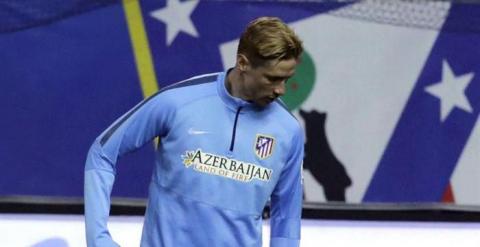 El delantero del Atlético de Madrid Fernando Torres durante el entrenamiento efectuado ayer en el estadio Vicente Calderón. /EFE