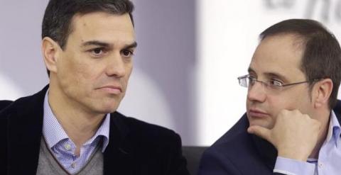 El secretario general del PSOE, Pedro Sánchez, y el secretario de Organización, César Luena, en la primera reunión de la Comisión Ejecutiva Federal de 2015./ EFE