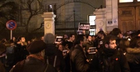 Imagen de la concentración frente a la Embajada de Francia, en solidaridad con las víctimas del atentado contra la revista 'Charlie Hebdo'. PÚBLICO