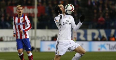 Bale controla un balón el pecho ante la mirada de Griezmann. REUTERS/Juan Medina