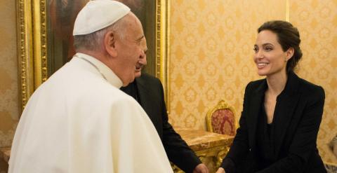 La actriz Angelina Jolie durante su audiencia privada con el Papa Francisco, en el Vaticano, donde ha presentado su película 'Unbroken'. REUTERS/Osservatore Romano