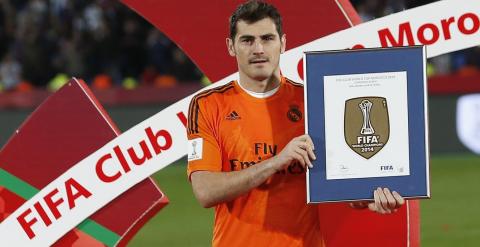Iker Casillas al recoger en Marruecos el emblema que distingue al Real Madrid como campeón del mundo de clubes. /REUTERS