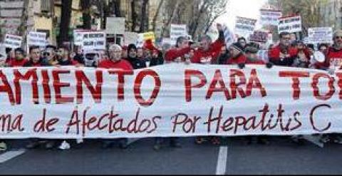 Varios centenares de personas han iniciado este sábado una marcha desde el Hospital Doce de Octubre hasta el Palacio de la Moncloa para acompañar a la Plataforma de Afectados por la Hepatitis C en su exigencia al Gobierno de presupuesto para ofrecer trata