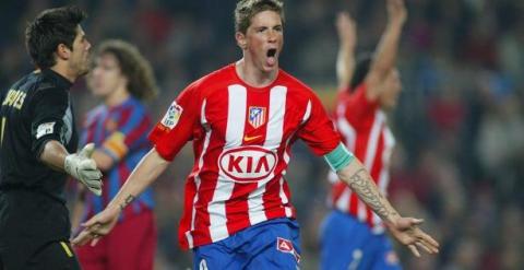 Uno de los goles que marcó Torres en el Camp Nou su anterior etapa en el Atlético. /EFE