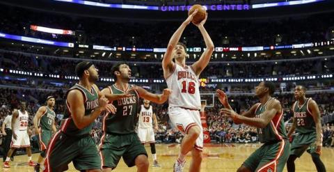 El jugador de Bulls Pau Gasol (c), entra a canasta ante varios jugadores de los Bucks. /EFE