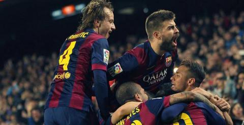 os jugadores del FC Barcelona celebran el tercer gol ante el Atlético de Madrid, durante el partido de Liga en Primera División disputado esta noche en el Camp Nou, en Barcelona. EFE/Toni Garriga