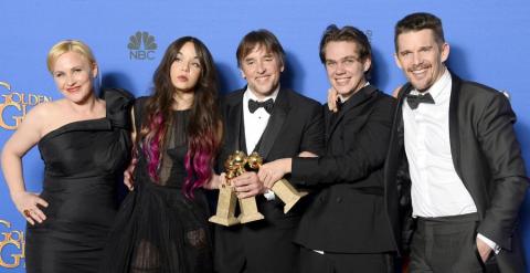 El director, junto a los actores y actrices principales de Boyhood posan ante las cámaras tras la gala de los Globos de Oro