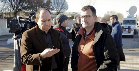 Los históricos dirigentes de la izquierda abertzale Pernando Barrena y Juan José Petrikorena en las cercanías de la Audiencia. EFE/Emilio Naranjo