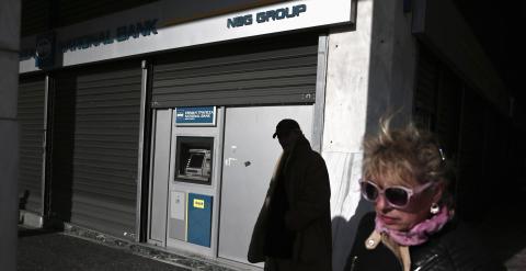 Varios viandantes junto a una oficina del National Bank griego. REUTERS/Alkis Konstantinidis