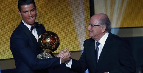 Cristiano Ronaldo saluda a Blatter con el Balón de Oro. REUTERS/Ruben Sprich