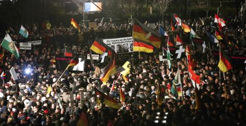 Miles de personas se manifiestan en Dresde. REUTERS/Fabrizio Bensch