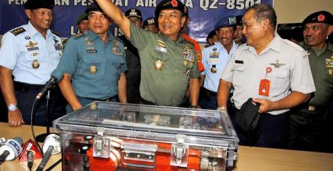 El comandante de las Fuerzas Armadas de Indonesia, el general Moeldoko, posa junto a la primera caja negra del avión de AirAsia. - EFE