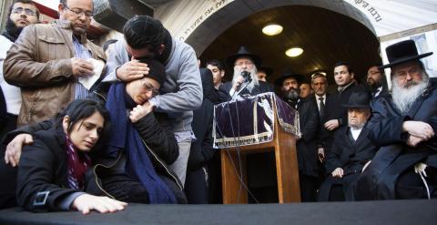 Familiares de Yoav Hattab, una de las víctimas mortales del secuestro del supermercado en París, lloran su muerte durante un servicio fúnebre en Bnei Brak. - REUTERS