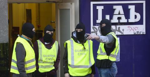 Varios agentes de la Guardia Civil en la puerta de la sede del sindicato LAB, el pasado lunes, en Bilbao.. REUTERS/Vincent West