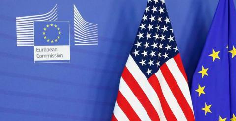 Las banderas europea y estadounidense en la entrada de la sede de la Comisión Europea en Bruselas. REUTERS